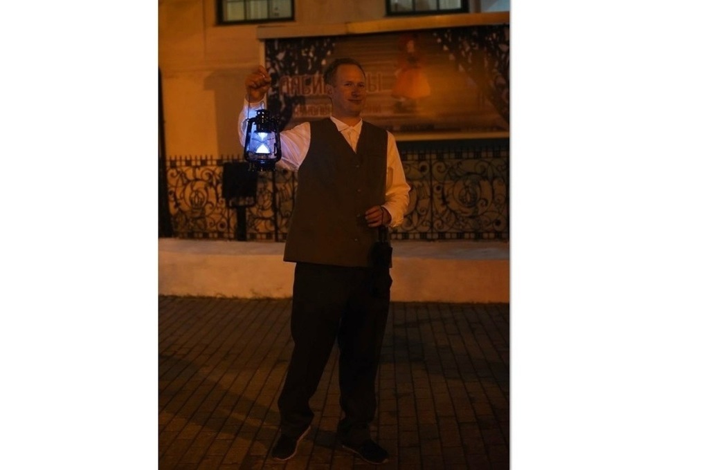 Гиды Костромы проводят вечерние экскурсии с “керосиновой лампой”