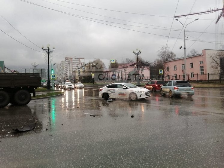 Учебный автомобиль спровоцировал ДТП в Южно-Сахалинске