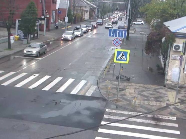 Почти месячная норма осадков выпала в Краснодаре, на улицах работает коммунальная техника