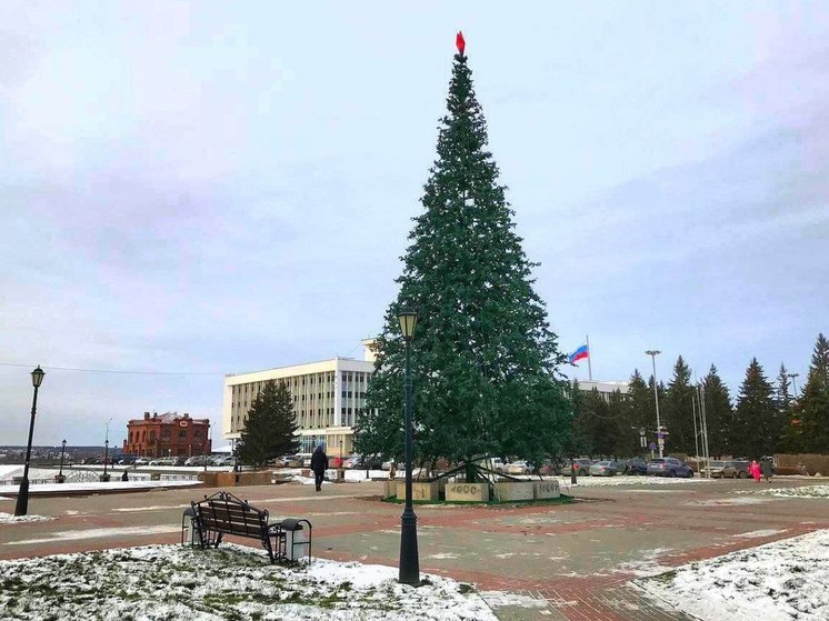 Новогодняя ёлка установлена в Томске на набережной Ушайки