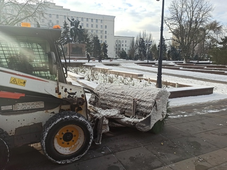 Более 100 единицы спецтехники задействовали в Ростов из-за снегопада