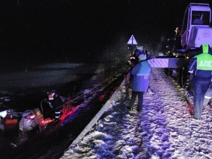 В Башкирии легковушка упала в пруд: автоледи утонула, две ее пассажирки спаслись