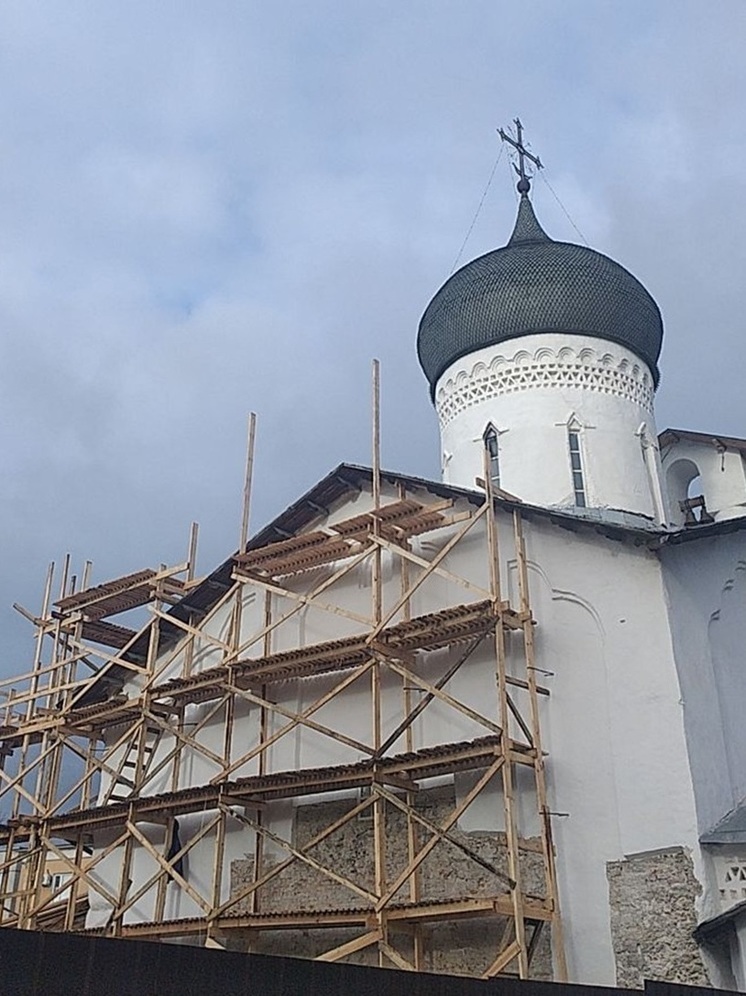 Выемку грунта у храма Николы со Усохи в центре Пскова продолжают реставраторы