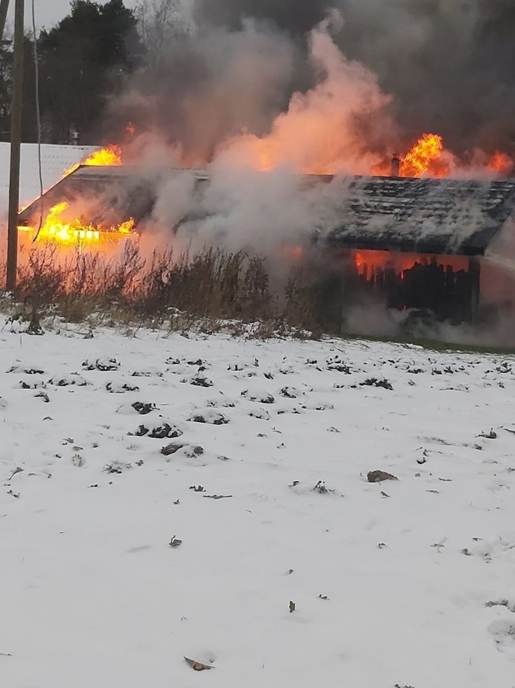 Большой сарай сгорел дотла в поселке Карелии