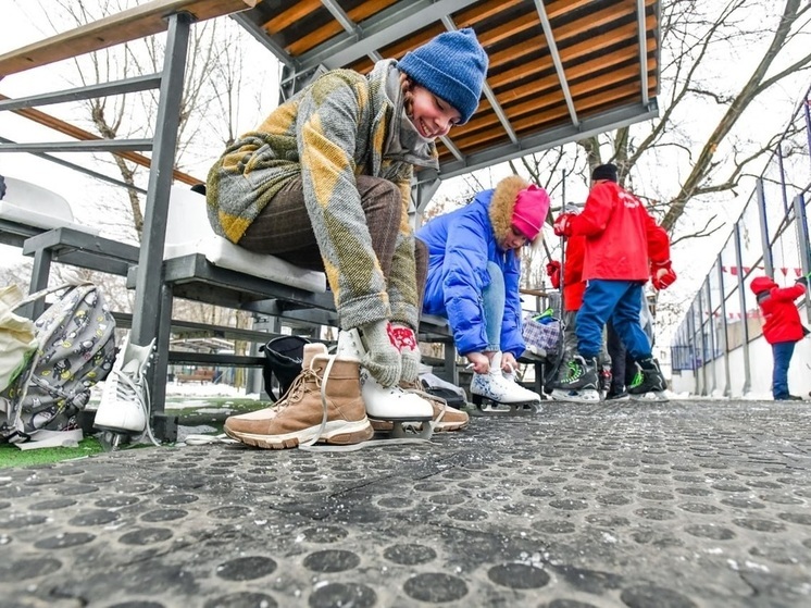 Около 160 открытых катков с искусственным льдом будет работать в Москве этой зимой