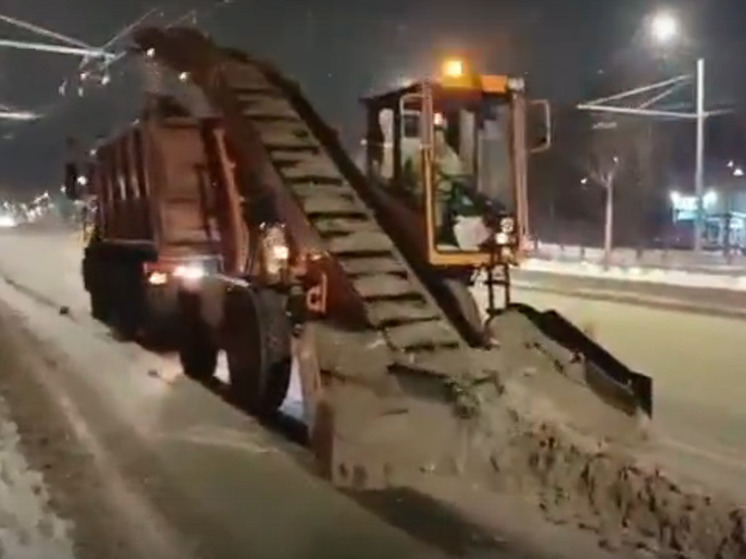 На уборку улиц в Иванове вышел недавно приобретённый лаповый снегопогрузчик