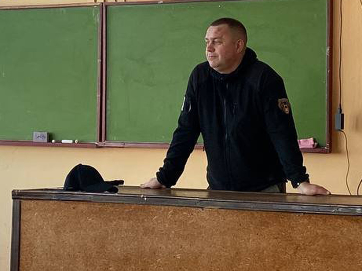 Сенатора Кастюкевича возмутили футболки иностранных сборных на школьниках