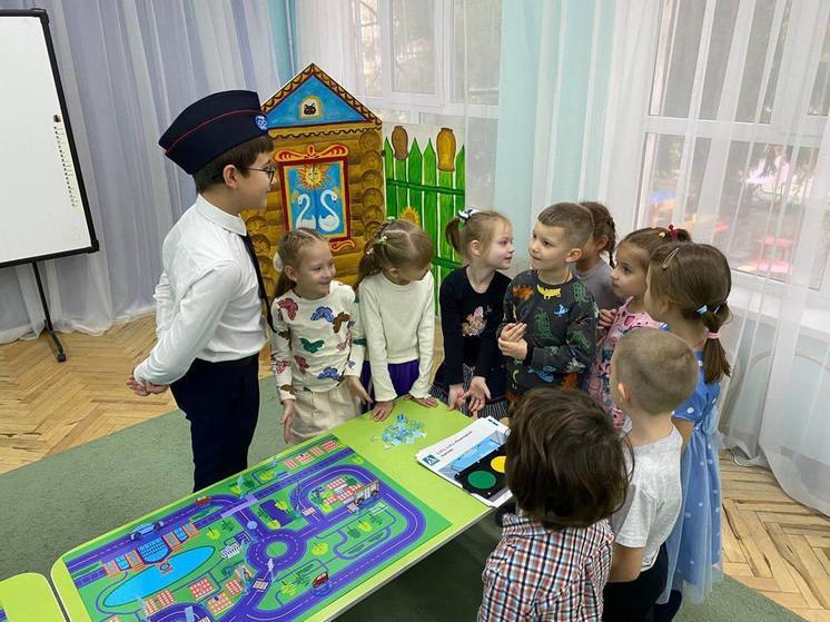 На Кубани участники проекта «Наставник ЮИД» рассказали детсадовцам про ПДД