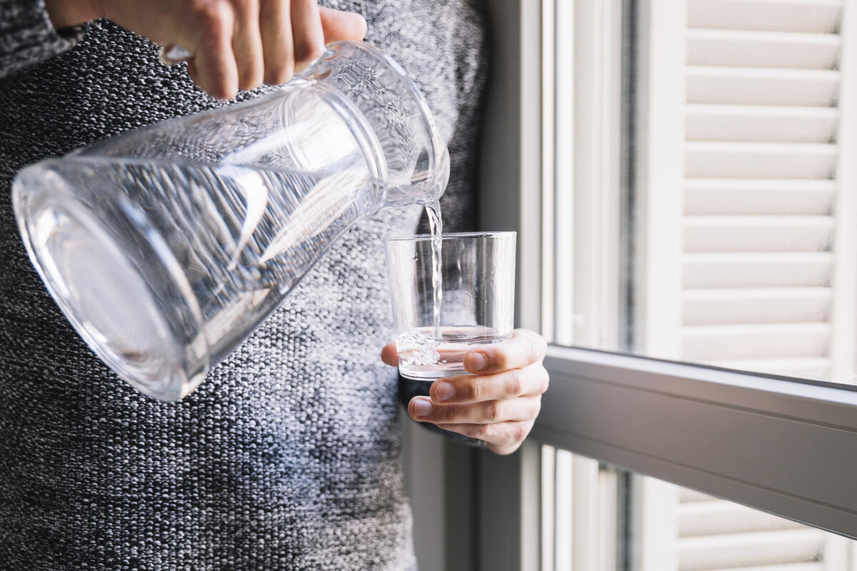 Стакан воды натощак этим людям противопоказан - врач рассказал, кому
