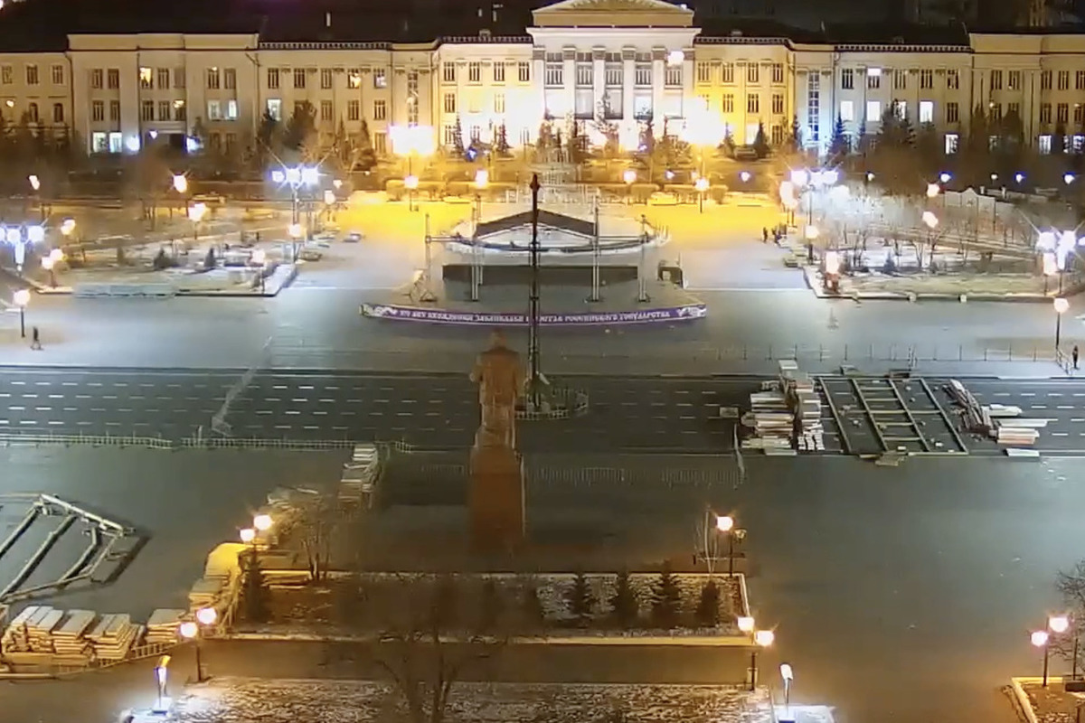 Каркас под новогоднюю елку установили на площади Ленина в Чите