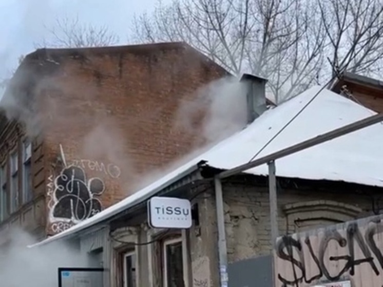 В Ростове на Суворова горел магазин одежды