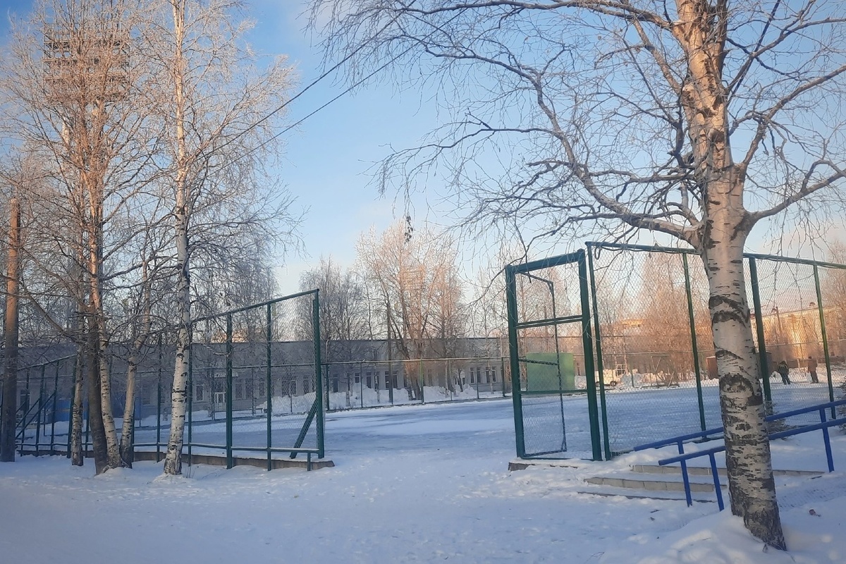 На стадионе «Труд» в Архангельске начали заливать лед на бесплатной площадке