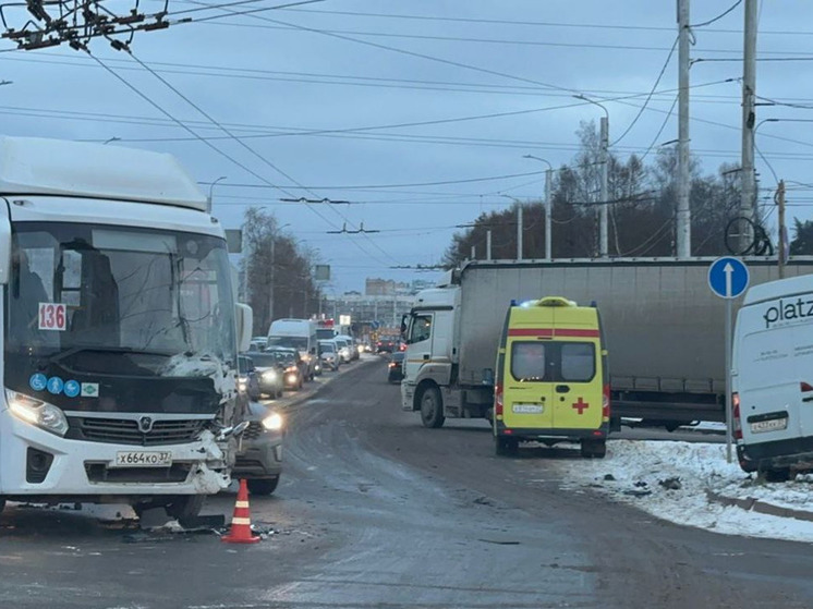 23 ноября в Иванове произошло столкновение пассажирского автобуса с фургоном