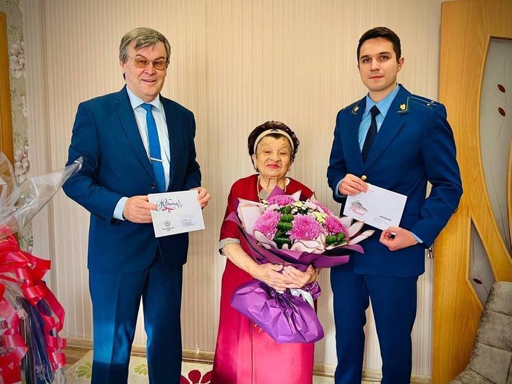 Власти Калининского района поздравили ветерана ВОВ с 95-летием