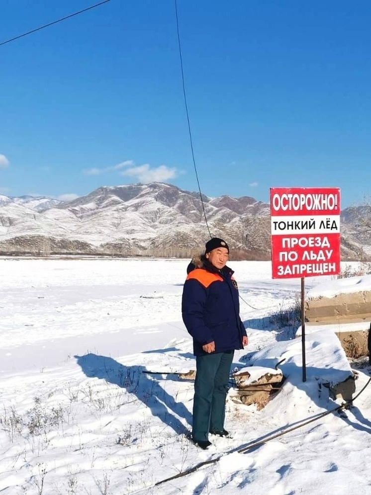 Жители Улуг-Хемского района Тувы рискуют, переезжая реку в период ледостава