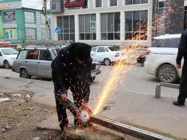 В Хасавюрте сносят незаконную рекламу