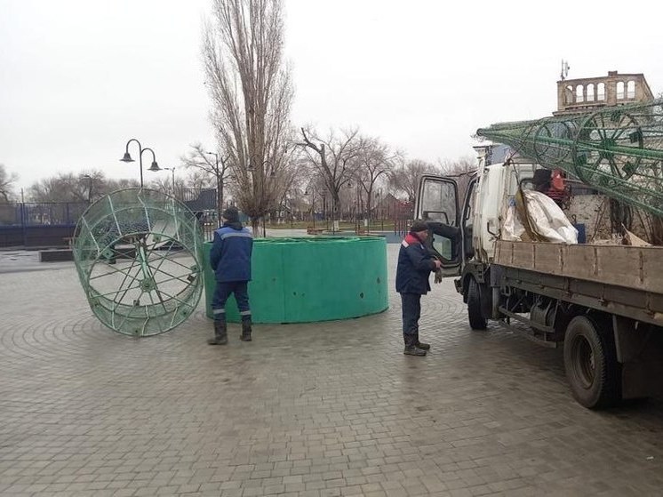 Оренбург начали украшать елками