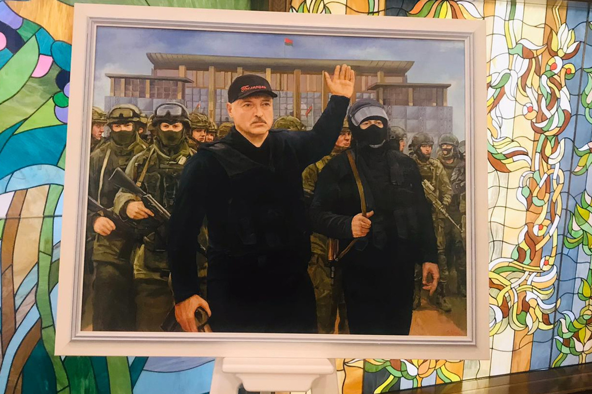 Лукашенко запрятал свой героический портрет подальше во Дворце Независимости