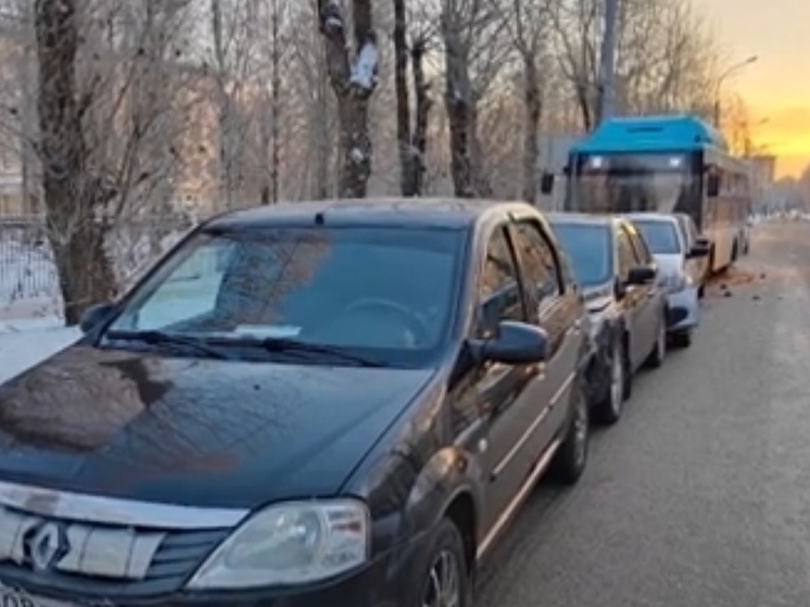 «Паровозик» из пяти машин устроил водитель автобуса в Архангельске