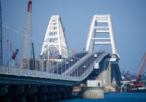 В соответствии с информацией, опубликованной в Telegran-канале информационного центра о ситуации на Крымском мосту, произошло временное перекрытие движения автотранспорта