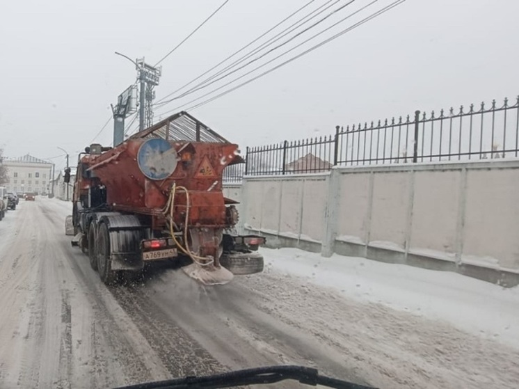 Кировские службы потратят сутки на очистку дорог от снега