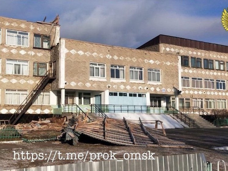 В Омской области непогода сорвала со школы крышу и повредила окно
