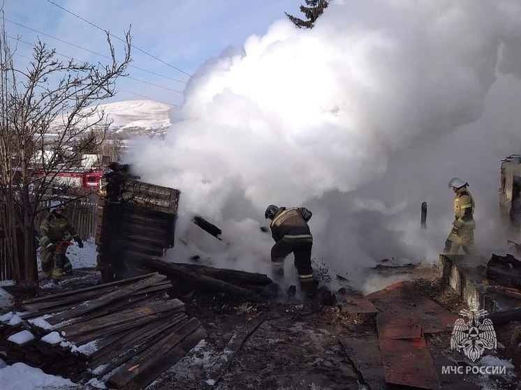 В Хакасии неизвестные подожгли дом и квартиру