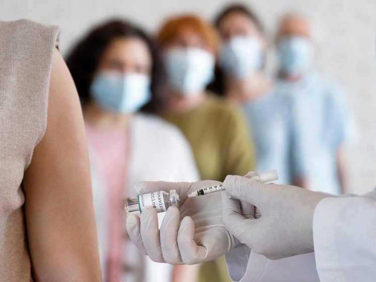 В Томской области чаще других прививку от гриппа ставят соцработники и сотрудники МФЦ