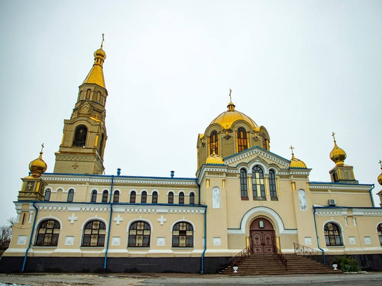 Мастера из Палеха расписывают Свято-Петропавловский кафедральный собор в Луганске
