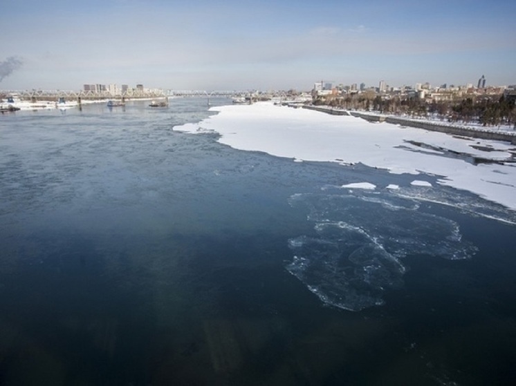 В Новосибирске Обское море покрылось льдом