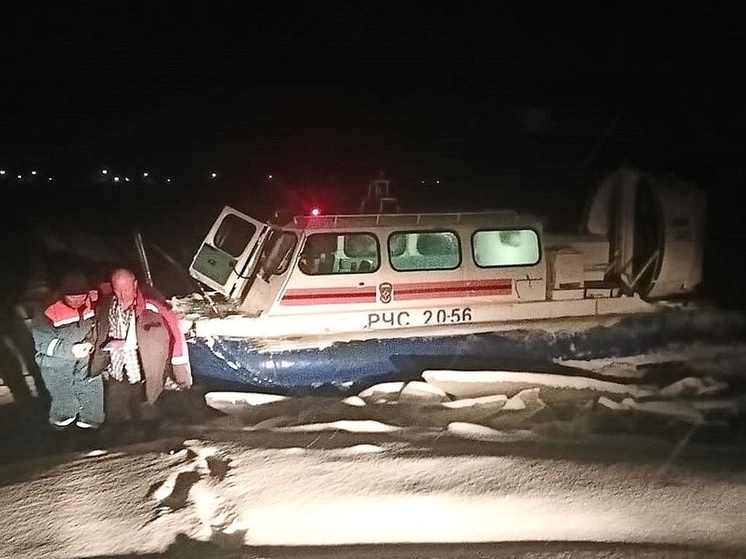 Спасатели сквозь пургу и заносы приплыли на помощь человеку в Карелии