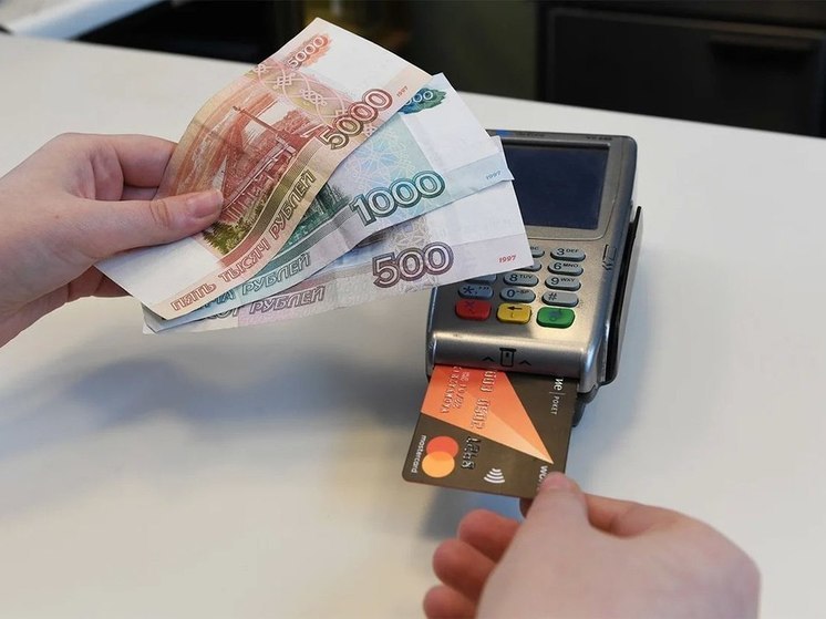 В Калмыкии мужчина оплачивал покупки чужой банковской картой
