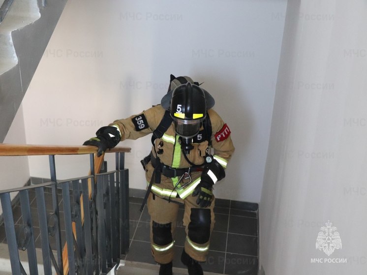 Добровольцы и пожарные спасали квартиру от огня в Хотынецком районе