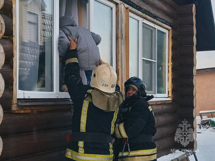 В Палехе пожарные вернули жительницу частного дома домой через окно