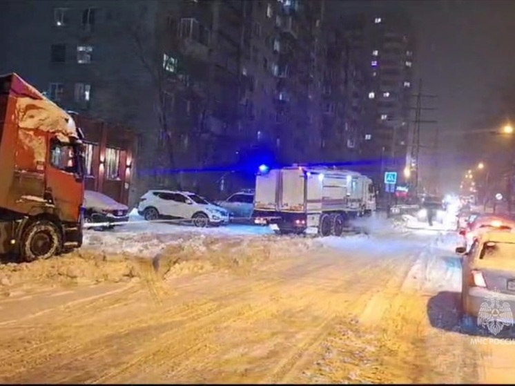 Спасатели в Хабаровском крае помогли водителям, застрявшим на дороге из-за циклона