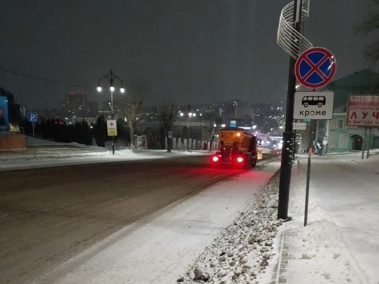 В Курске вечером в четверг в уборке снега задействованы 34 единицы спецтехники