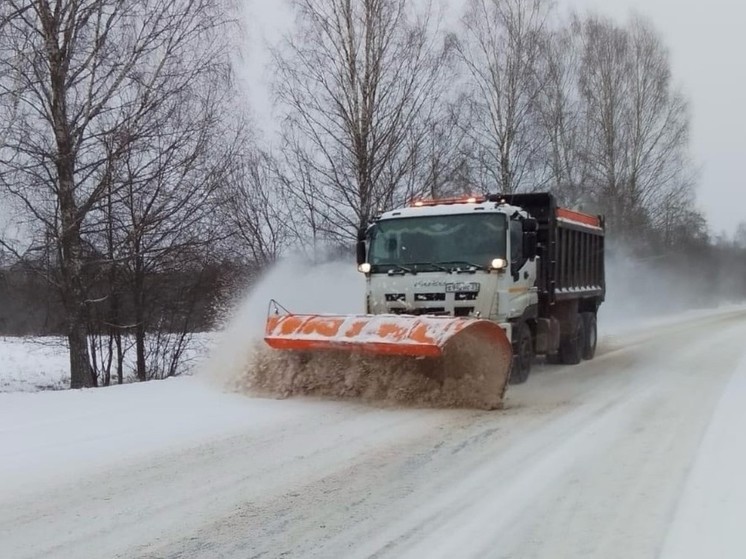 На дорогах Новгородской области продолжается патрульная очистка от снега