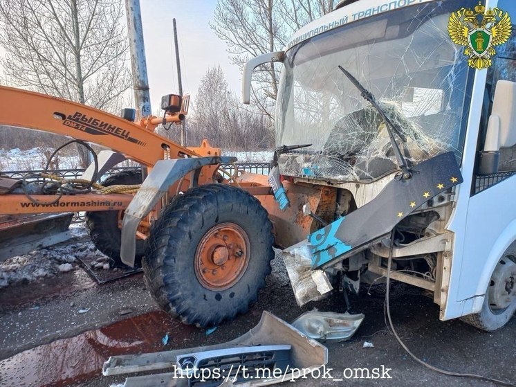 В Омске пассажирский автобус столкнулся с трактором