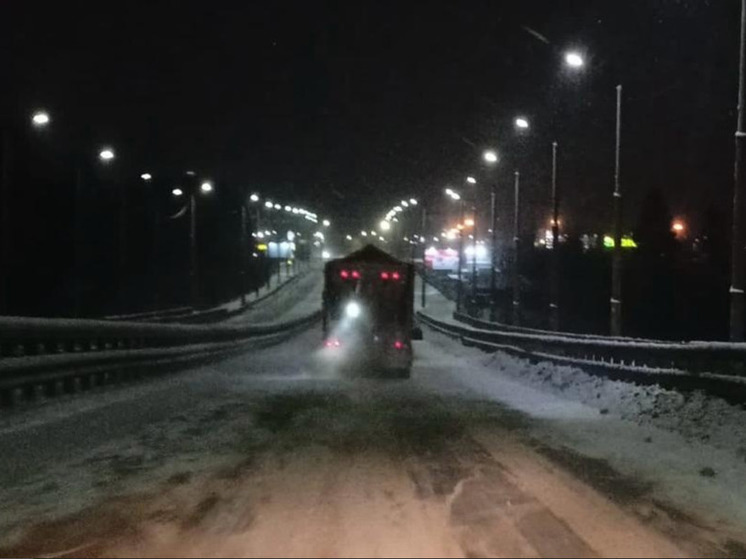 Снегоуборочная техника с ночи работает в Петрозаводске