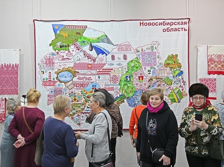Вышитую карту Новосибирской области показали на выставке народных ремесел в НГХМ