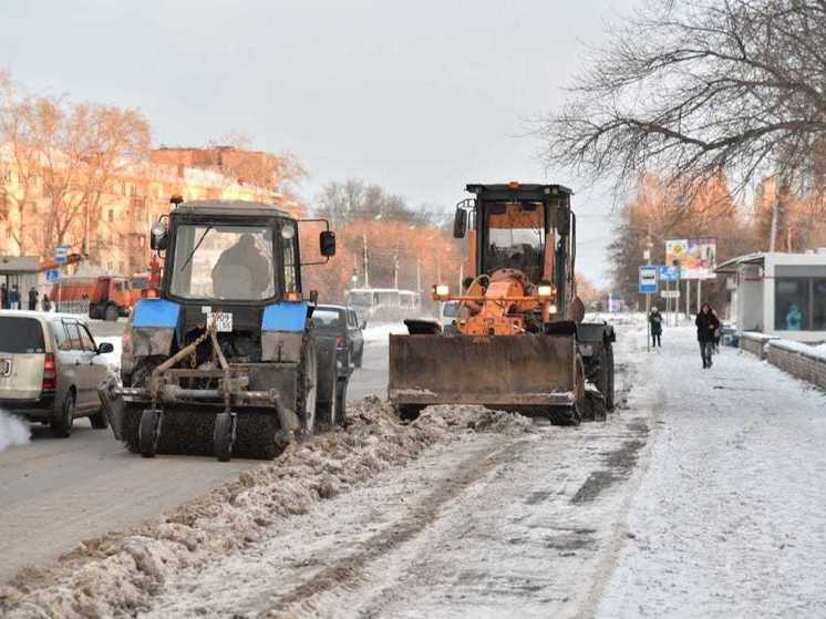 Из-за сильной непогоды улицы в Омске продолжат убирать круглосуточно