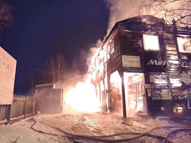 Пожарные ликвидируют крупный пожар в котельной Виноградовского округа