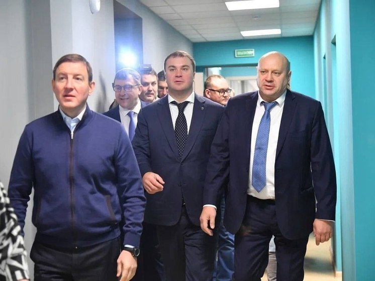 Секретарь Генсовета "Единой России" Андрей Турчак побывал в омских школах