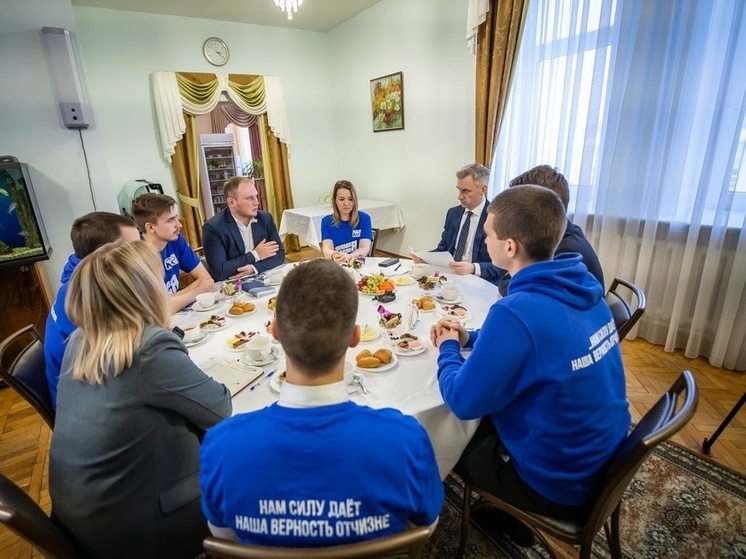 Губернатор встретился со смоленскими волонтерами-молодогвардейцами