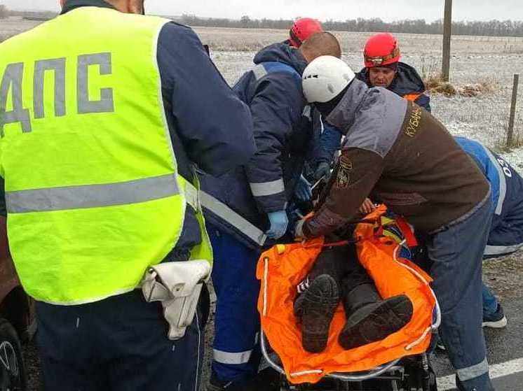 Лабинские спасатели помогли мужчине, пострадавшему в ДТП