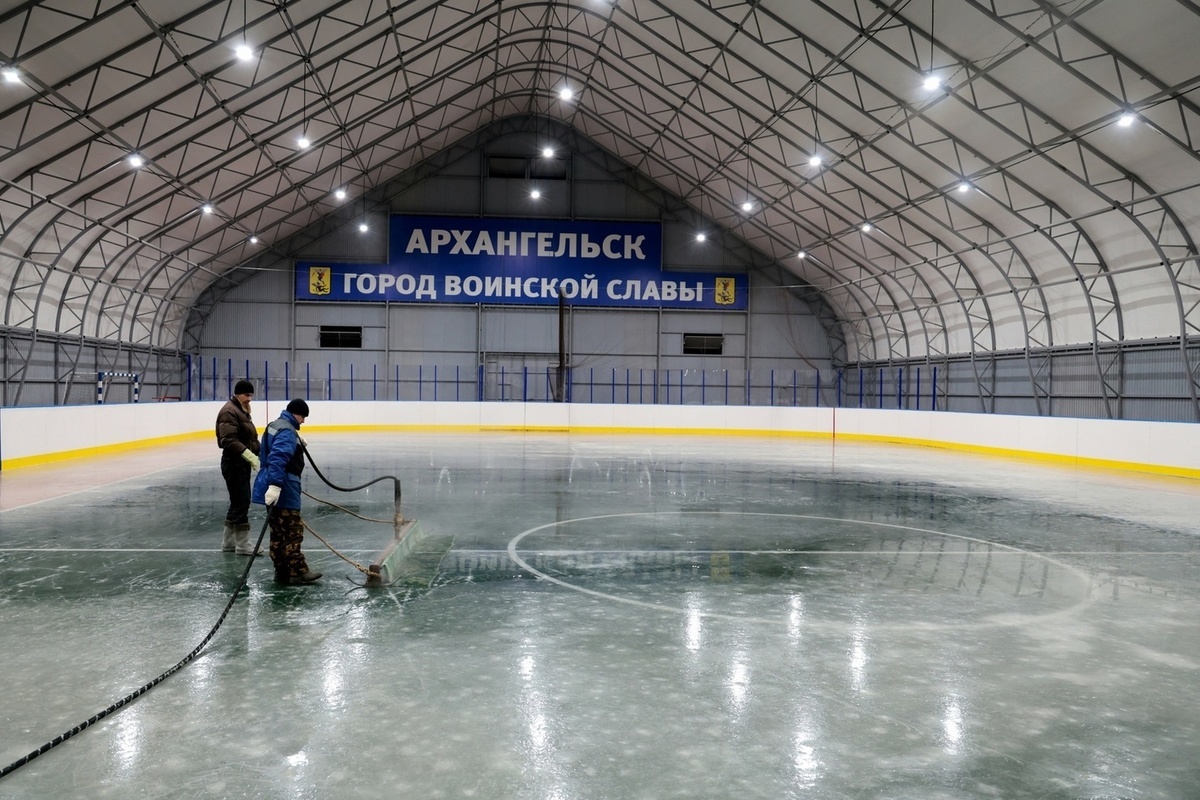 На хоккейном корте в Исакогорком округе Архангельска идет заливка льда для тренировок и массовых катаний