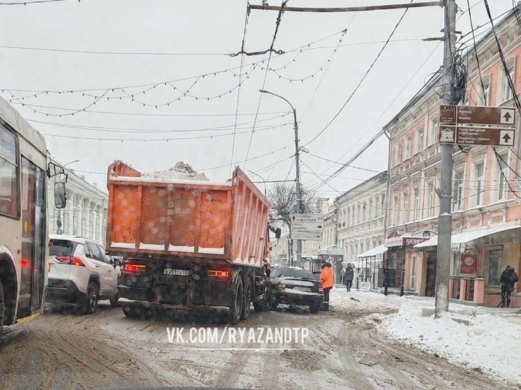 На улице Соборной в Рязани столкнулись Lada Priora и самосвал со снегом