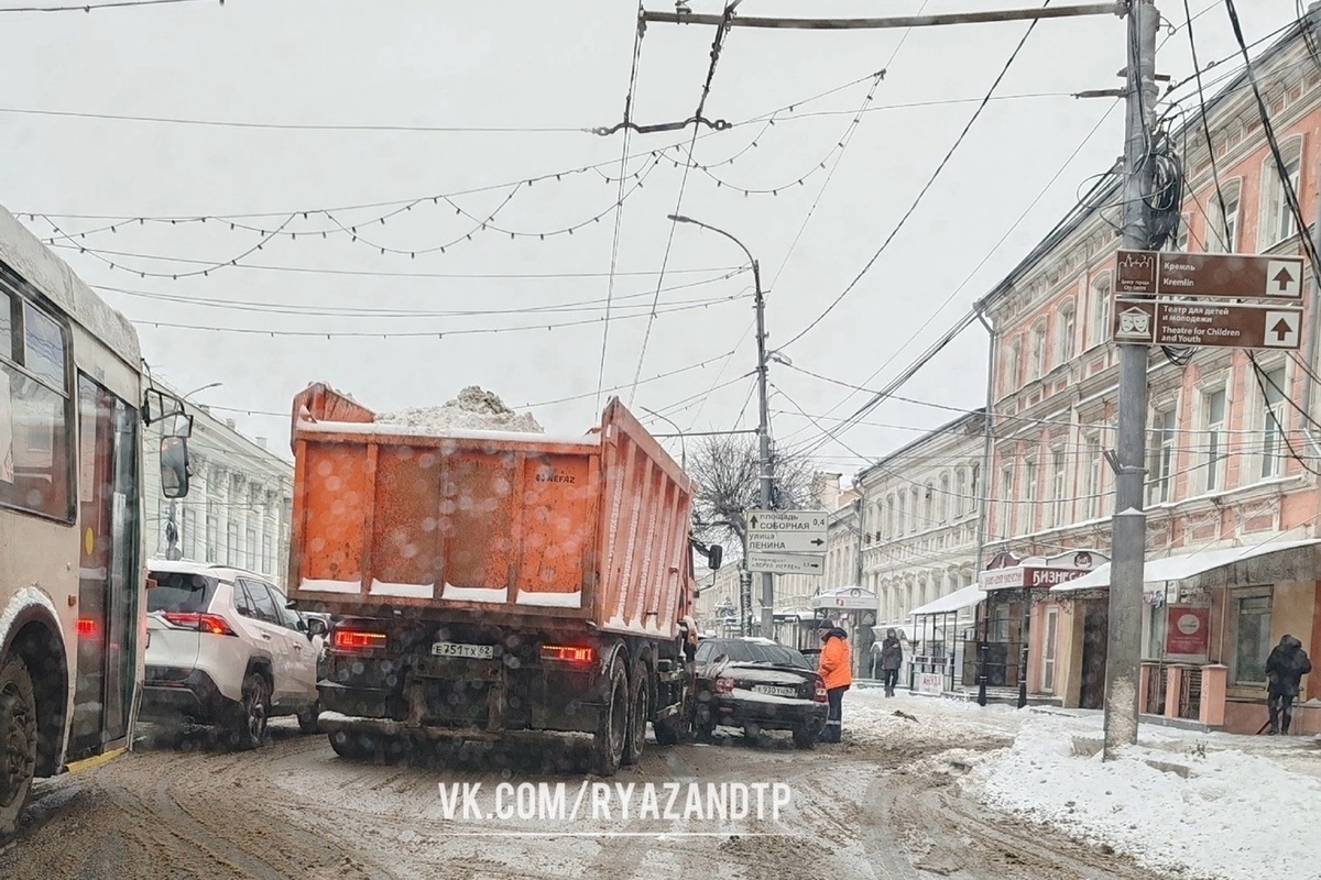 На улице Соборной в Рязани столкнулись Lada Priora и самосвал со снегом