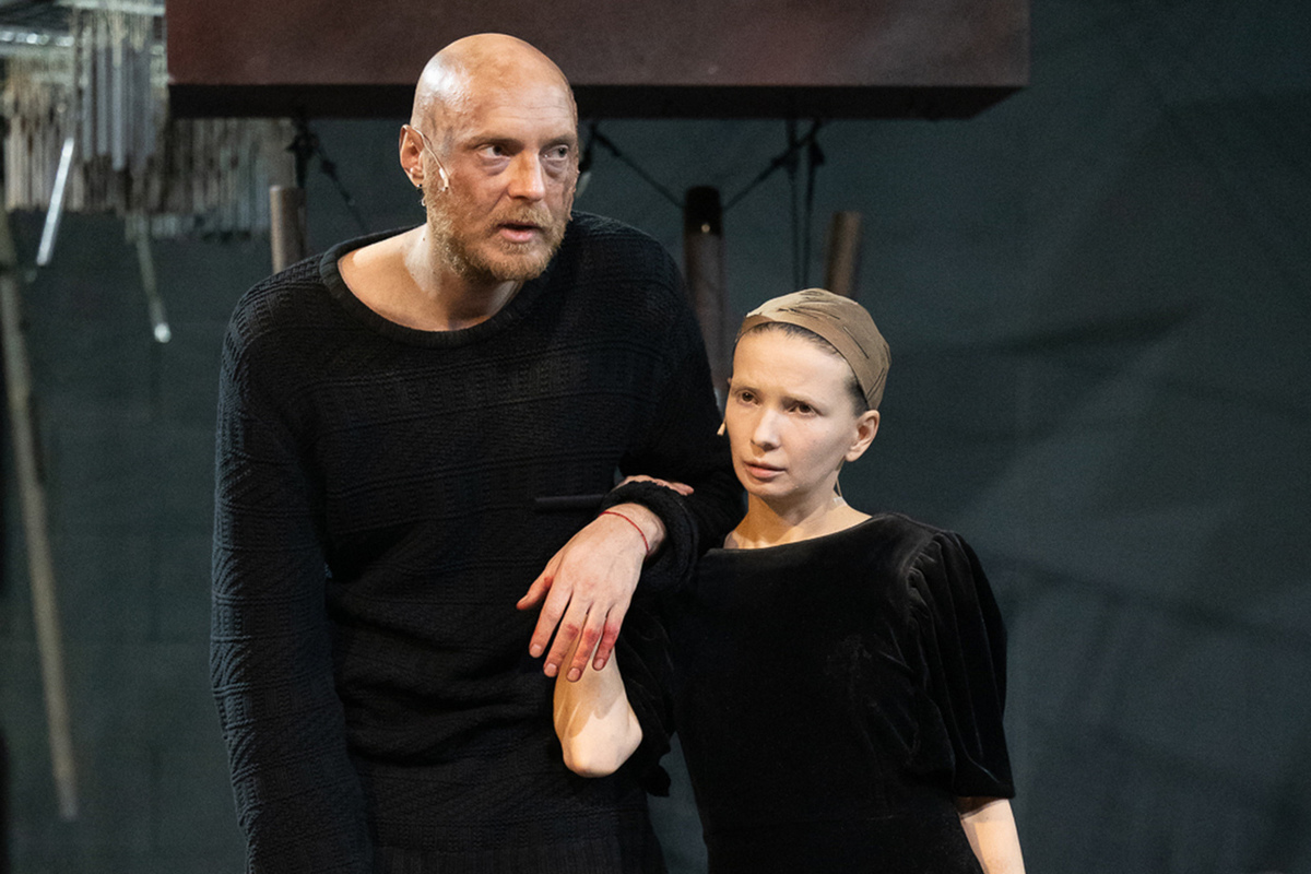 Shell-shocked Macbeth at the Theater of Nations entered into a love affair with an old woman