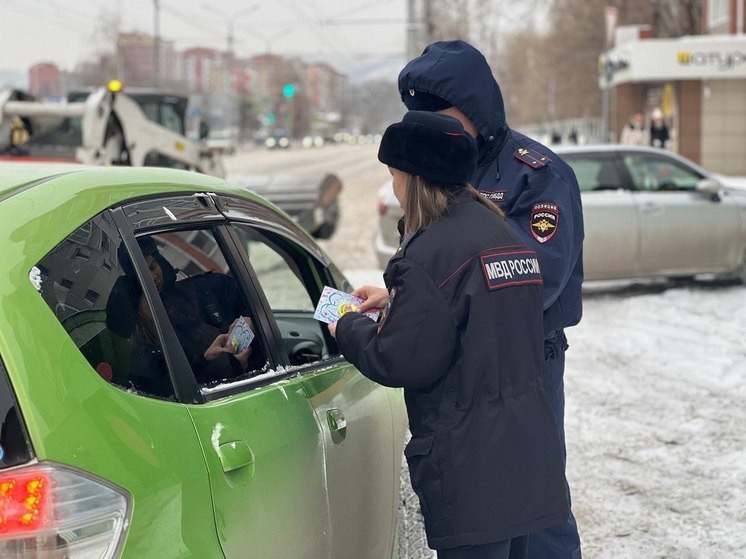 Полиция поздравила жительниц Хакасии с Днем матери